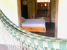 Una Habitación baño privado Casa Mango, hotel a Sapzurro