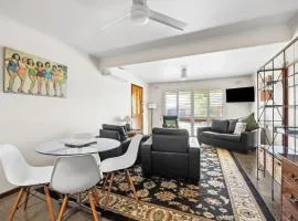 Coastal Comfort - Peaceful 2BR stay in old Torquay