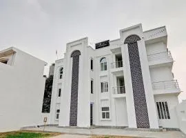 Collection O Yamuna Palace Near Gomti Riverfront Park