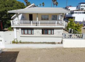 Sunsets & Surf Beach House near Puerto Nuevo, hotel v destinaci Raulis