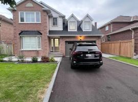 Beautiful Lake Side Neighbourhood Home in Ajax, ON, hotel v destinaci Ajax