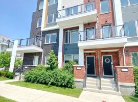 Downsview Park Luxury Townhome near Yorkdale Transit, Bed & Breakfast in Toronto