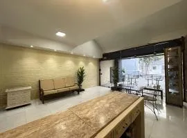 Flat funcional mobiliado com cozinha e WC privativo apt103