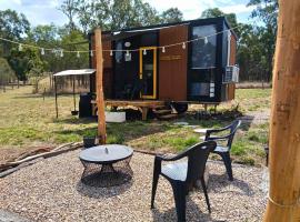 Kalmya Farm Retreat by Tiny Away, hotel in Nanango