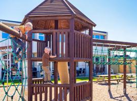 6 person holiday home on a holiday park in Blokhus, hotel v destinaci Blokhus