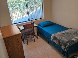 Prime City Access - Welcome to the Cat House - Room 2 - No Smoking or Smoke Residue, No Fragrance such as Perfume or Cologne, both due to a medical condition，位于圣地亚哥的酒店