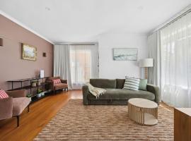 416 Coastline - Refurbished stay in East Geelong, Hotel in Thomson
