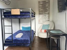 Tiny house WiFi and parking，邁阿密的飯店