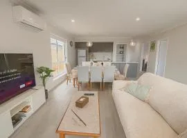 Brand New 5 Bedroom Park Ridge Family Home, Fast WIFI, Secure Parking