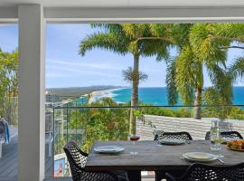 Luxury Coastal Retreat Ocean Views & 5 Minutes to the Beach, hotel v destinaci Coolum Beach
