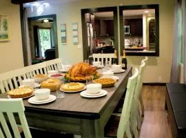 Beautiful Getaway! Spacious, close to Downtown GatlinburgFree tickets to Dollywood & Dinner Shows