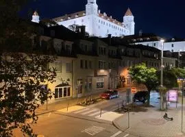 CASTE Apartment, 1-4 guests, Garage, Historical Downtown