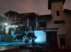 Floating Castle Villa, hotel in Nikawatawana