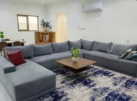 شقة مفروشه ومريحة وقريبه من المناطق السياحية عوائل فقط, Hotel in Al Hulaylah