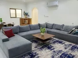 شقة مفروشه ومريحة وقريبه من المناطق السياحية عوائل فقط