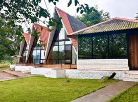 CampKayak By Nestalla, ξενοδοχείο σε Karjat