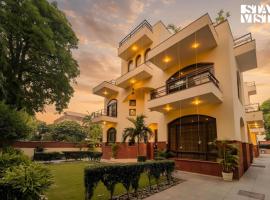 StayVista at Moets Palm Villa with BBQ & Bonfire, villa in Gurgaon