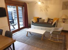 Appartement 3 étoiles pour 5 personnes avec piscine, hotel in La Joue du Loup