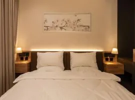 شقة فندقية جميلة و مخصصة للايجار لشخصين في بوشر - مسقط - القرم