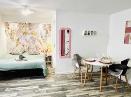 la bulle d'Edward gare jardin centre, hotel in Angoulême