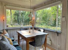 Cozy Swedish house by lake, hotel in Skånes Fagerhult