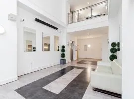 Modern Comfort 2-Bed, 2-Bath with Lift Access