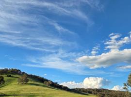 Cottage on Yass River Farm - Pet & Horse Friendly - Ideal Road-Trip Stopover, hotel in Murrumbateman