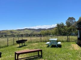 Cottage on Yass River Farm - Pet & Horse Friendly - Ideal Road-Trip Stopover, hotel v destinaci Murrumbateman