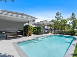 Laid-Back Wurtulla Escape with Style & Charm, hotel in Kawana Waters