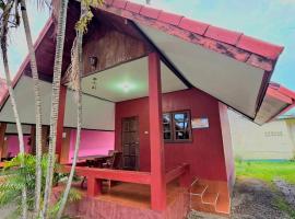 ปลาตอง รีสอร์ท, hotel in Chao Lao Beach