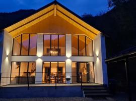 The Nest on the Hill, hotel en Rişca