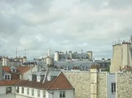 Studio with a view of the Eiffel Tower top