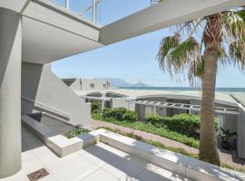 Spacious Beach Access Apartment at Dolphin Beach, hotel a Bloubergstrand