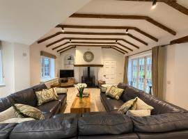 Courtyard Cottage at Pudleston Court, Hotel in Docklow