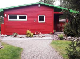 Ferienwohnung am Malchiner See mit Boot und Kanu، فندق في Basedow