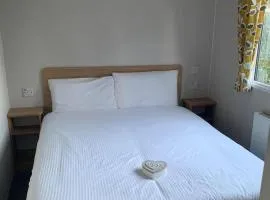 3 Bed Cabin - Sleeps 8 - Wifi Free Parking Pets