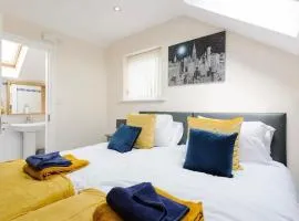 Oxheys Stays - Sleeps 7 - Home from Home