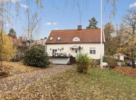 Family-friendly villa near Stockholm City, hotel in Danderyd