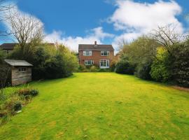 Luxury Airport Home with Driveway and Garden- Sleeps 7, hotel in Ashley