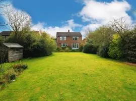 Luxury Airport Home with Driveway and Garden- Sleeps 7