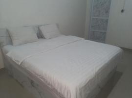 Capital O 94901 Kostel Naga, hotel in Purbolinggo