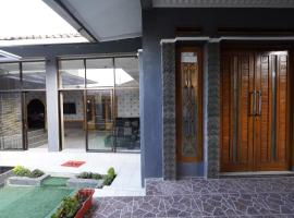 Hotel O 94911 Syariah Anggrek Guest House, hotel v destinaci Lebakwangi