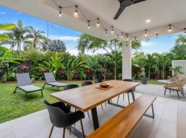 Argentea Cove - Poolside Escape near Palm Cove Beach, hotel in Palm Beach