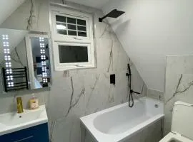 Dippen Hall Signature Apartment - Minutes From Gatwick Airport