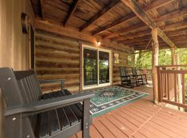 Tru Log UP LVL Privte Suite, Romantic Deck, AC & Heat, hotel i Maggie Valley