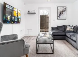 Stylish 2 Bedroom Apartment - Balcony - Parking - Fast WIFI - 3MC