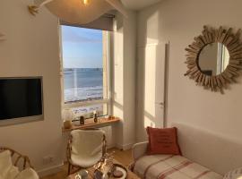 Suite hôtelière face à la mer、Santecのホテル