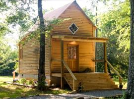 Historic Log Cabin near Danville, Virginia, hotell i Halifax