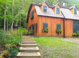 Peaceful Getaway above a Beautiful Yoga Studio near Devil's Den Nature Preserve, Connecticut, hotel in Redding