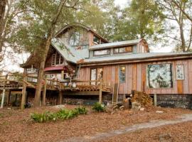 Eclectic Riverfront Log Cabin and Artist Retreat for Groups in Castle Hayne, North Carolina, ξενοδοχείο σε Castle Hayne